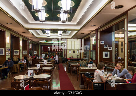 Prag, Tschechische Republik, im Kuenstlercafe Cafe Slavia Stockfoto