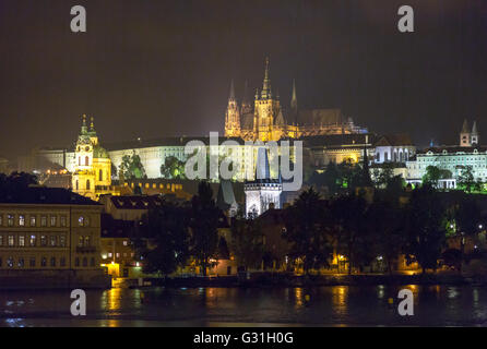 Prag, Tschechische Republik, Blick über die Moldau auf die Prager Burg bei Nacht Stockfoto