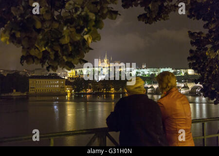 Prag, Tschechische Republik, Blick über die Moldau auf die Karlsbrücke und die Prager Burg bei Nacht Stockfoto