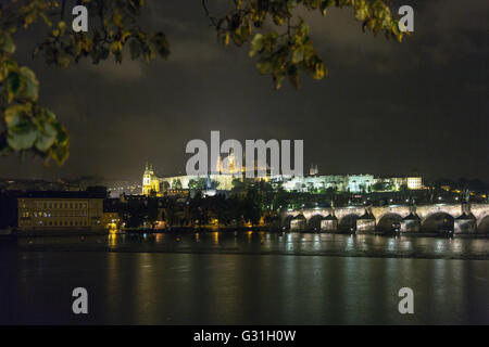 Prag, Tschechische Republik, Blick über die Moldau auf die Karlsbrücke und die Prager Burg bei Nacht Stockfoto