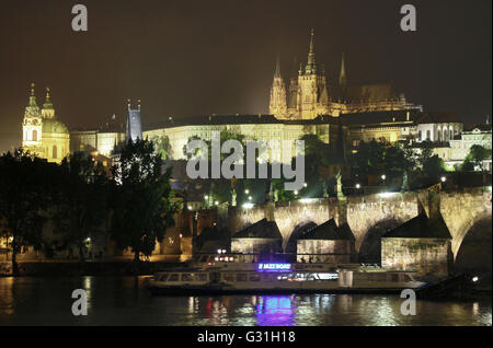 Prag, Tschechische Republik, Blick über die Moldau auf die Karlsbrücke und die Prager Burg bei Nacht Stockfoto