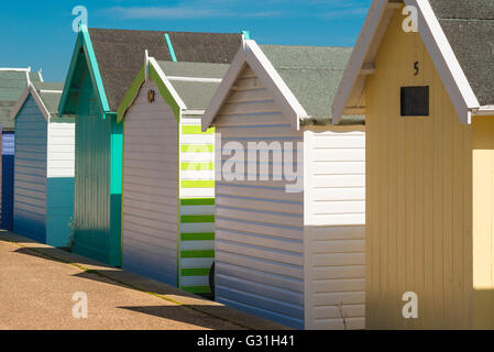 Eine Reihe von Strandhütten (Rückansicht) in Felixstowe, Suffolk, England. Stockfoto