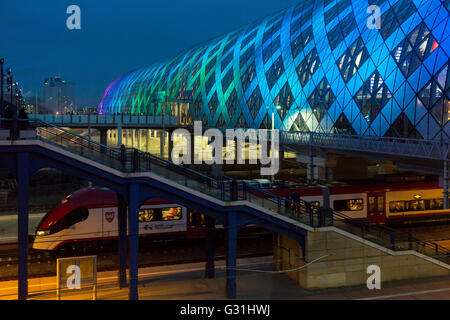 Posen, Polen, mit Blick auf den Hauptbahnhof in der Nacht Stockfoto