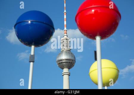 Berlin, Berliner Fernsehturm und bunten Stecknadelkoepfe die Open-Air-Ausstellung - Stadt Vielfalt auf dem Schlossplatz Stockfoto