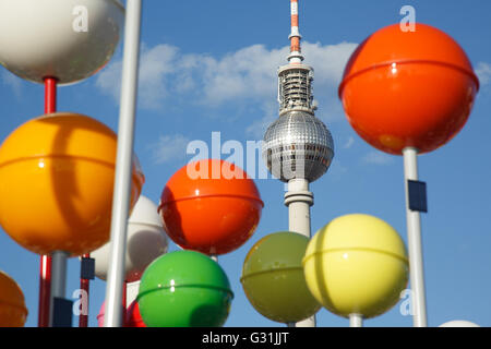 Berlin, Berliner Fernsehturm und bunten Stecknadelkoepfe die Open-Air-Ausstellung - Stadt Vielfalt auf dem Schlossplatz Stockfoto