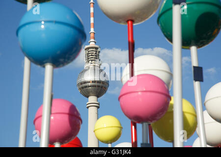 Berlin, Berliner Fernsehturm und bunten Stecknadelkoepfe die Open-Air-Ausstellung - Stadt Vielfalt auf dem Schlossplatz Stockfoto