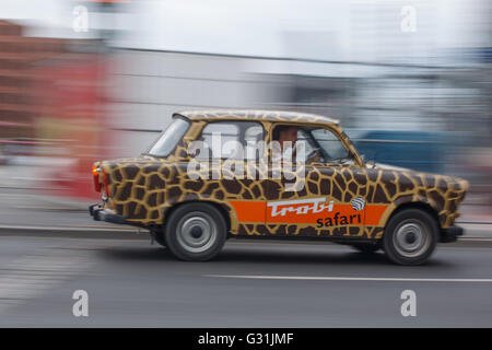 Berlin, Deutschland, ein Trabant Trabi-Safari auf der Straße Stockfoto