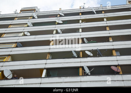 Berlin, Deutschland, Schalen Hochhaus mit Satelliten am Kottbusser Tor Stockfoto