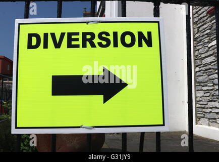 Neon Grün und schwarz Abzweigung Straßenschild, Irland. Stockfoto