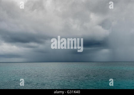 in Richtung Horizont und dunklen verregneten Wolkenhimmel über dem Meer Stockfoto