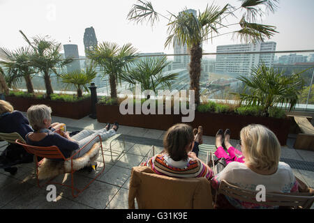 Berlin, Deutschland, Personen auf der Terrasse des Monkey Bar Stockfoto