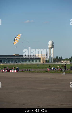 Berlin, Deutschland, Menschen auf dem Tempelhof Field Stockfoto