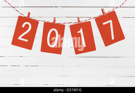 Papier oder Foto Rahmen mit 2017 Zahlen rot gestreiftes Seil hängen. Neujahr-Design. Hölzerne Hintergrund. Stockfoto