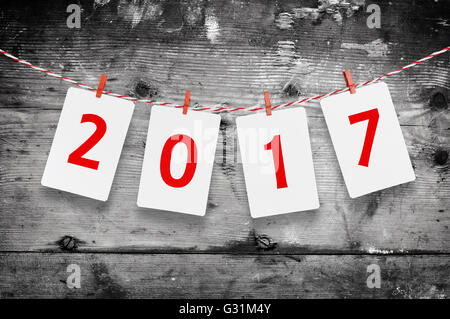 Papier oder Foto Rahmen mit 2017 Zahlen rot gestreiftes Seil hängen. Neujahr-Design. Hölzerne Hintergrund. Stockfoto