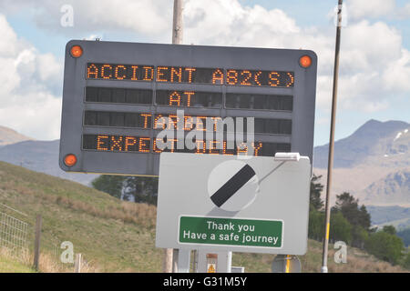 A82 LED Verkehrs Schild Warnung Autofahrer Verzögerungen voran wegen eines Arbeitsunfalls Tarbet, Scotland, UK Stockfoto