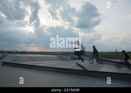 Berlin, Deutschland, junge Menschen auf eine Eisbahn auf dem Tempelhof Field Stockfoto