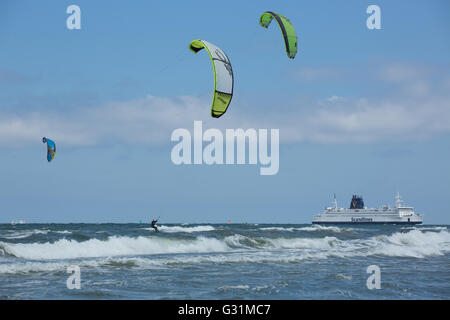 Rostock, Deutschland, Kitesurfer und Fähre Scandlines in der Ostsee Stockfoto