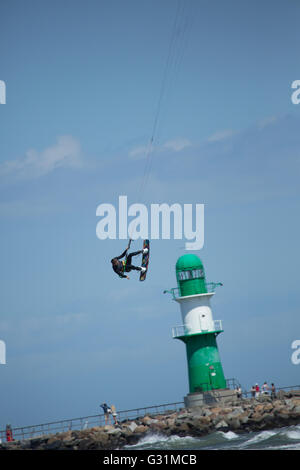 Rostock, Deutschland, Kiter in der Ostsee vor Warnemuender Leuchtturm Stockfoto