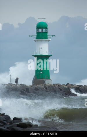 Rostock, Deutschland, hohe Wellen bei Sturm am Warnemuender Leuchtturm Stockfoto