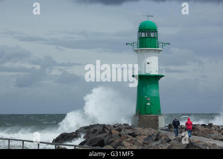 Rostock, Deutschland, hohe Wellen bei Sturm am Warnemuender Leuchtturm Stockfoto