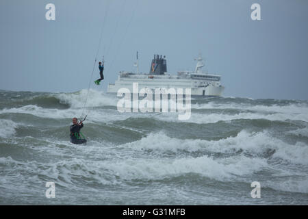 Rostock, Deutschland, Kitesurfer und Fähre Scandlines in der Ostsee Stockfoto