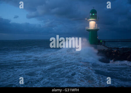 Rostock, Deutschland, hohe Wellen bei Sturm am Warnemuender Leuchtturm Stockfoto