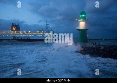 Rostock, Deutschland, hohe Wellen bei Sturm am Warnemuender Leuchtturm Stockfoto