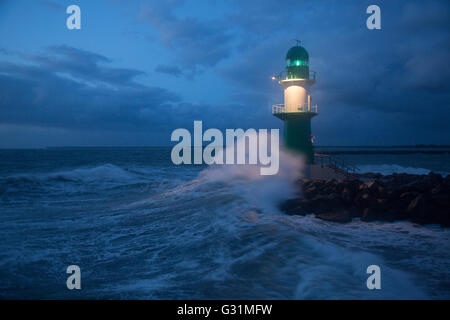 Rostock, Deutschland, hohe Wellen bei Sturm am Warnemuender Leuchtturm Stockfoto