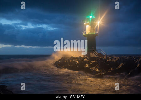 Rostock, Deutschland, hohe Wellen bei Sturm am Warnemuender Leuchtturm Stockfoto