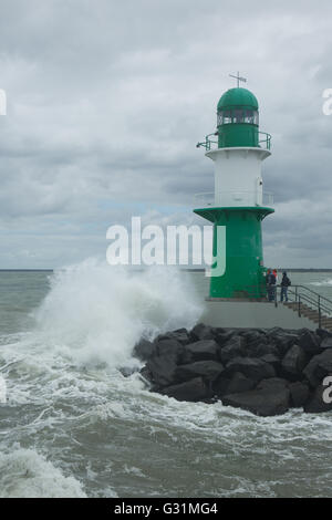 Rostock, Deutschland, hohe Wellen bei Sturm am Warnemuender Leuchtturm Stockfoto