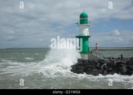 Rostock, Deutschland, hohe Wellen bei Sturm am Warnemuender Leuchtturm Stockfoto