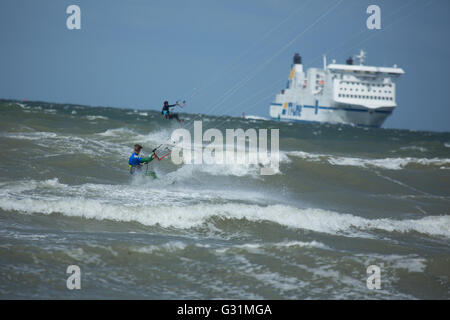 Rostock, Deutschland, Kitesurfer und Fähre in der Ostsee Stockfoto