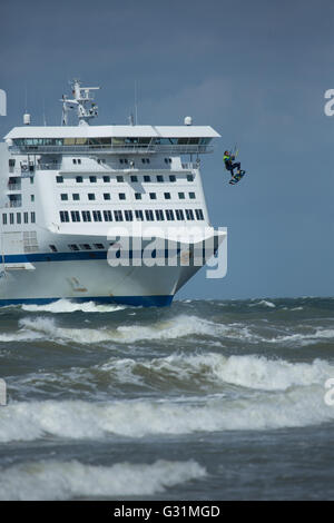 Rostock, Deutschland, Kitesurfer und Fähre in der Ostsee Stockfoto