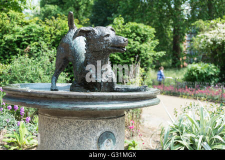 Hund-Skulptur von Sylvia Gilley im Hyde Park, City of Westminster, London, England, Vereinigtes Königreich Stockfoto