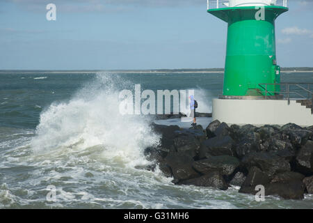 Rostock, Deutschland, hohe Wellen bei Sturm am Warnemuender Leuchtturm Stockfoto