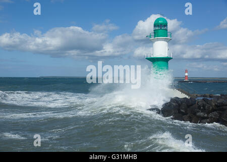 Rostock, Deutschland, hohe Wellen bei Sturm am Warnemuender Leuchtturm Stockfoto