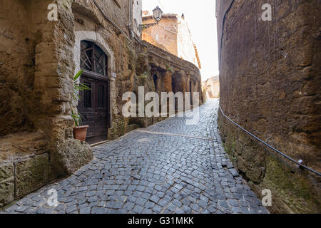 kleine Straße in einem alten Dorf namens Calcata, in der Nähe von Rom Italien Stockfoto