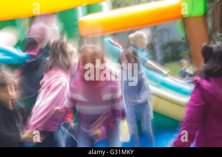 Berlin, Deutschland, Kinder springen in ein Huepfburg vor LaGeSo Stockfoto