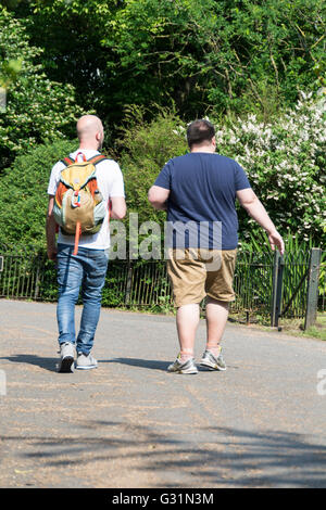 Zwei Maenner in Hyde Park, London, England, Vereinigtes Königreich Stockfoto