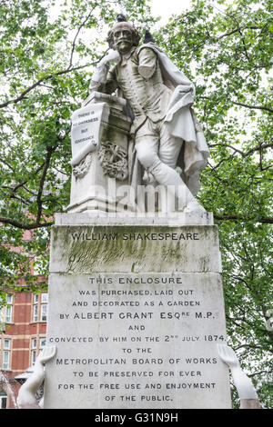 Skulptur von William Shakespeare (1564-1616) der berühmten englischen Dramatiker, Dichter und Schauspieler am Leicester Square, London, UK Stockfoto