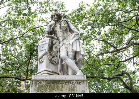 Skulptur von William Shakespeare (1564-1616) der berühmten englischen Dramatiker, Dichter und Schauspieler am Leicester Square, London, UK Stockfoto