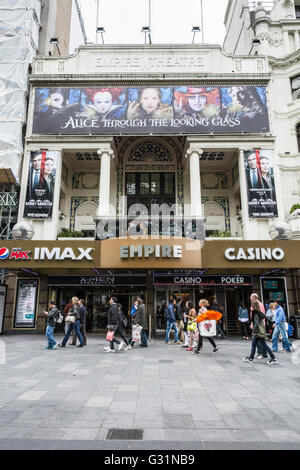 Menschenmassen vor dem Empire Theatre in Leicester Square, London, England, UK Stockfoto