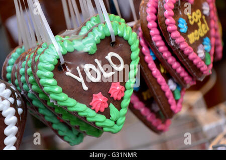 Hannover, Deutschland, Lebkuchenherz mit Aufschrift Yolo Stockfoto