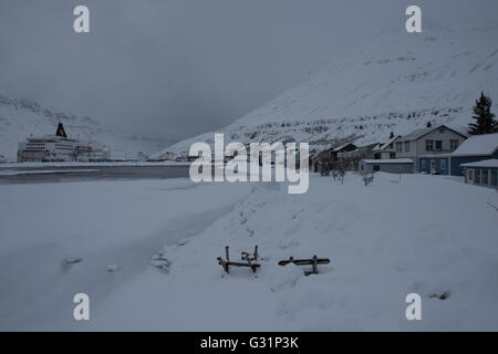 Fjord der Herd, Island Fähre Smyril Line im Hafen Stockfoto