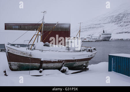 Fjord der Herd, Island Fähre Smyril Line im Hafen Stockfoto