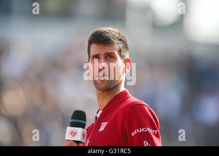 Paris, Frankreich. 5. Juni 2016. Novak Djokovic (SRB) Tennis: Novak Djokovic Serbien hält eine Rede nach dem Sieg der Herren Einzel Finale der French Open Tennisturnier gegen Andy Murray aus Großbritannien in Roland Garros in Paris, Frankreich. Bildnachweis: AFLO/Alamy Live-Nachrichten Stockfoto