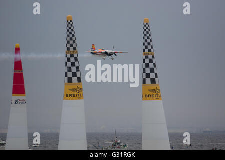 2016/06/05 gemacht Chiba, der Red Bull Air Race World Championship 2016 der 3. Haltestelle in Chiba, Japan. Team Velarde, Juan Velarde ESP (Fotos von Michael Steinebach/AFLO) Stockfoto