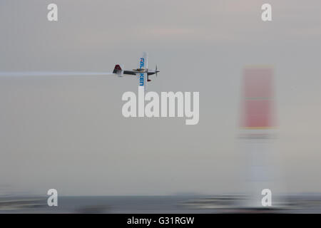 2016/06/05 gemacht Chiba, der Red Bull Air Race World Championship 2016 der 3. Haltestelle in Chiba, Japan. Team Falken, Yoshihide Muroya JPN (Fotos von Michael Steinebach/AFLO) Stockfoto