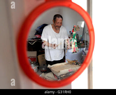 (160606)--TIANJIN, 6. Juni 2016 (Xinhua)--Schatten Marionette Künstler Zhang Kui macht Schattenfiguren zu Hause in Tianjin, Nord-China, 5. Juni 2016. Zhang Kui, geboren 1937, ist jetzt eine Erbin der Schattenfiguren. Er hat hing von Schattenspielfiguren für 68 Jahre seit seiner Kindheit gelebt durchführen. "Mein Vater hatte 38 Schattenkästen, mein Bruder durchgeführt und ich schnitzte die Schattenfiguren," sagte der Erbe wenn er seiner Kindheit erinnert. Heute, wie wenige Leute die Schatten-Marionette-Leistung. Zhang Kui hatte einmal zwei Lehrlinge, aber beide schließlich aufgab und anderen prof durchgeführt Stockfoto