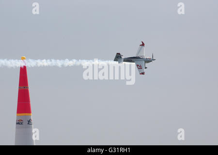 2016/06/05 gemacht Chiba, der Red Bull Air Race World Championship 2016 der 3. Haltestelle in Chiba, Japan. Matthias Dolderer Racing GER (Fotos von Michael Steinebach/AFLO) Stockfoto